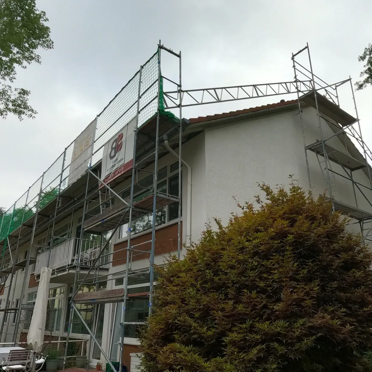 Building with scaffolding during the installation of a WEESS energy system