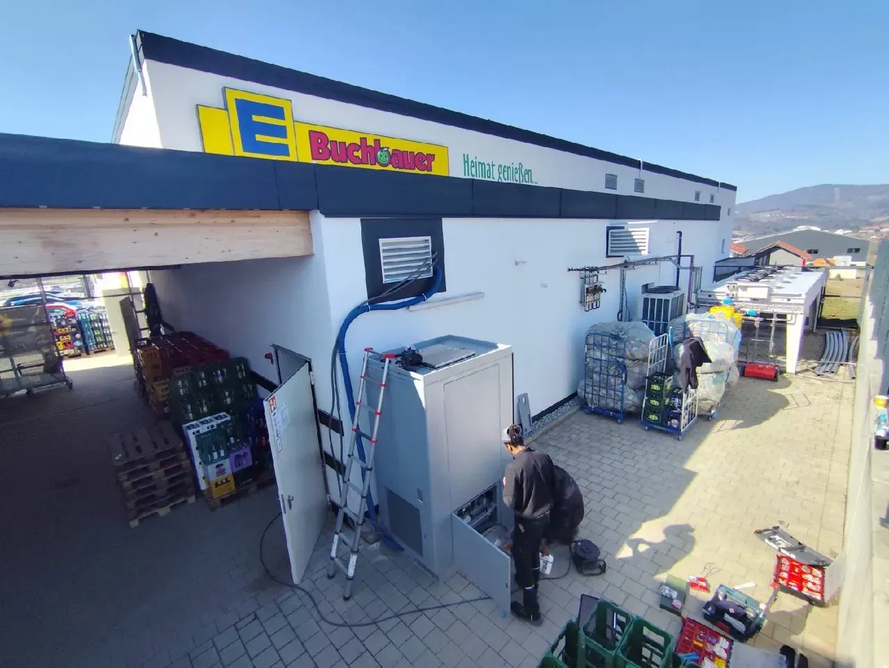 Installation of the WEESS Bodensee 232 energy storage system behind an EDEKA supermarket building